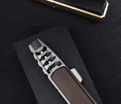 Merkloos Turbo Jetflame Aansteker - Gasbrander - Vuurwerk Torch - Crème Brûlée Brander - BBQ En Sigaren Aansteker - Windproof - Walnoothout Met Grijze Metalen Behuizing -Bbq Gereedschap Winkel 1200x1028 2