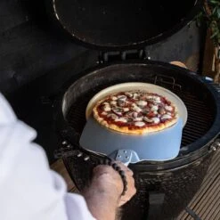 Boska Pizzasteen Deluxe L - Voor Oven & BBQ - Knapperige Pizza's - Ø 35 Cm - BBQ Accessoires 25 Boska Pizzasteen Deluxe L - Voor Oven & BBQ - Knapperige Pizza's - Ø 35 Cm - BBQ Accessoires -Bbq Gereedschap Winkel 1200x1200 364
