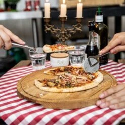 Boska Pizzaplank Friends L - BBQ Accessoires - Eikenhout - Handige Opvanggeul - Ø 34 Cm 22 Boska Pizzaplank Friends L - BBQ Accessoires - Eikenhout - Handige Opvanggeul - Ø 34 Cm -Bbq Gereedschap Winkel 1200x1200 374