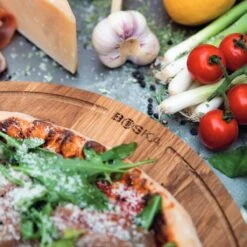 Boska Pizzaplank Friends L - BBQ Accessoires - Eikenhout - Handige Opvanggeul - Ø 34 Cm 23 Boska Pizzaplank Friends L - BBQ Accessoires - Eikenhout - Handige Opvanggeul - Ø 34 Cm -Bbq Gereedschap Winkel 1200x1200 375