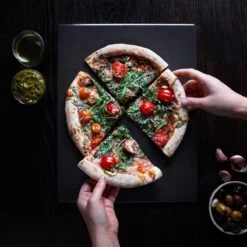 Navaris Pizzasteen XL Voor Oven En Barbecue - Rechthoekige Pizzaplaat 38 X 30 Cm - Inclusief Receptenboek - Keramisch Geglazuurd - Zwart -Bbq Gereedschap Winkel 1200x1200 397