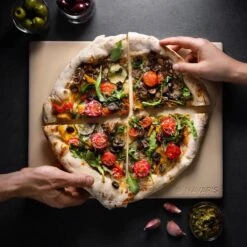 Navaris Pizzasteen XL Voor Oven En Barbecue - Rechthoekige Pizzaplaat 38 X 30 Cm - Inclusief Pizzaschep Met Extra Lang Handvat En Receptenboek -Bbq Gereedschap Winkel 1200x1200 420