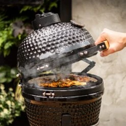 BluMill Kamado BBQ Egg - Kamado 13 Inch - Incl. Vlees Thermometer - Houtskoolbarbecues - Zwart - Ø 27cm -Bbq Gereedschap Winkel 1200x1200 598