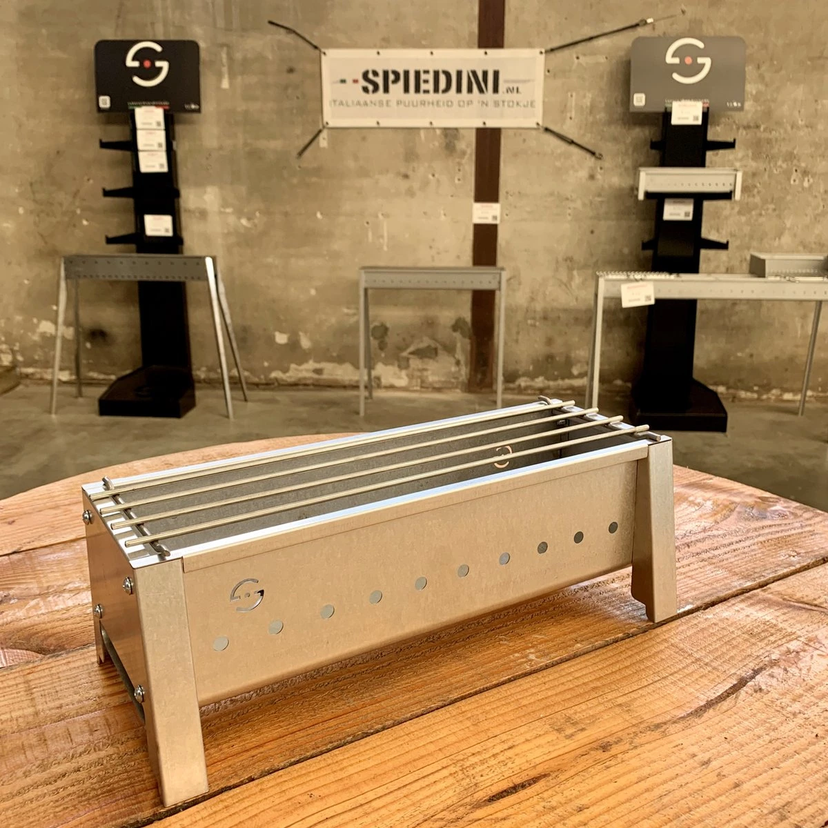 Spiedini Saté-bbq Bali 40 Mini - Kleine, Smalle Houtskoolbarbecue Met Horizontaal Rooster Voor Sate Of Andere Spiesjes - 40 Cm Lang, 11 Cm Breed, 14 Cm Hoog - Ideaal Voor Tuin- Of Open Haard, Of Balkon - Materiaal: Gealuminiseerd Ijzer 3 Spiedini Saté-bbq Bali 40 Mini - Kleine, Smalle Houtskoolbarbecue Met Horizontaal Rooster Voor Sate Of Andere Spiesjes - 40 Cm Lang, 11 Cm Breed, 14 Cm Hoog - Ideaal Voor Tuin- Of Open Haard, Of Balkon - Materiaal: Gealuminiseerd Ijzer