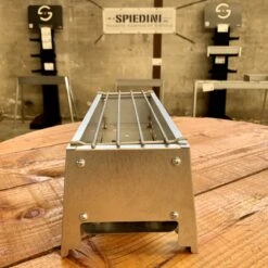 Spiedini Saté-bbq Bali 40 Mini - Kleine, Smalle Houtskoolbarbecue Met Horizontaal Rooster Voor Sate Of Andere Spiesjes - 40 Cm Lang, 11 Cm Breed, 14 Cm Hoog - Ideaal Voor Tuin- Of Open Haard, Of Balkon - Materiaal: Gealuminiseerd Ijzer 13 Spiedini Saté-bbq Bali 40 Mini - Kleine, Smalle Houtskoolbarbecue Met Horizontaal Rooster Voor Sate Of Andere Spiesjes - 40 Cm Lang, 11 Cm Breed, 14 Cm Hoog - Ideaal Voor Tuin- Of Open Haard, Of Balkon - Materiaal: Gealuminiseerd Ijzer -Bbq Gereedschap Winkel 1200x1200 714