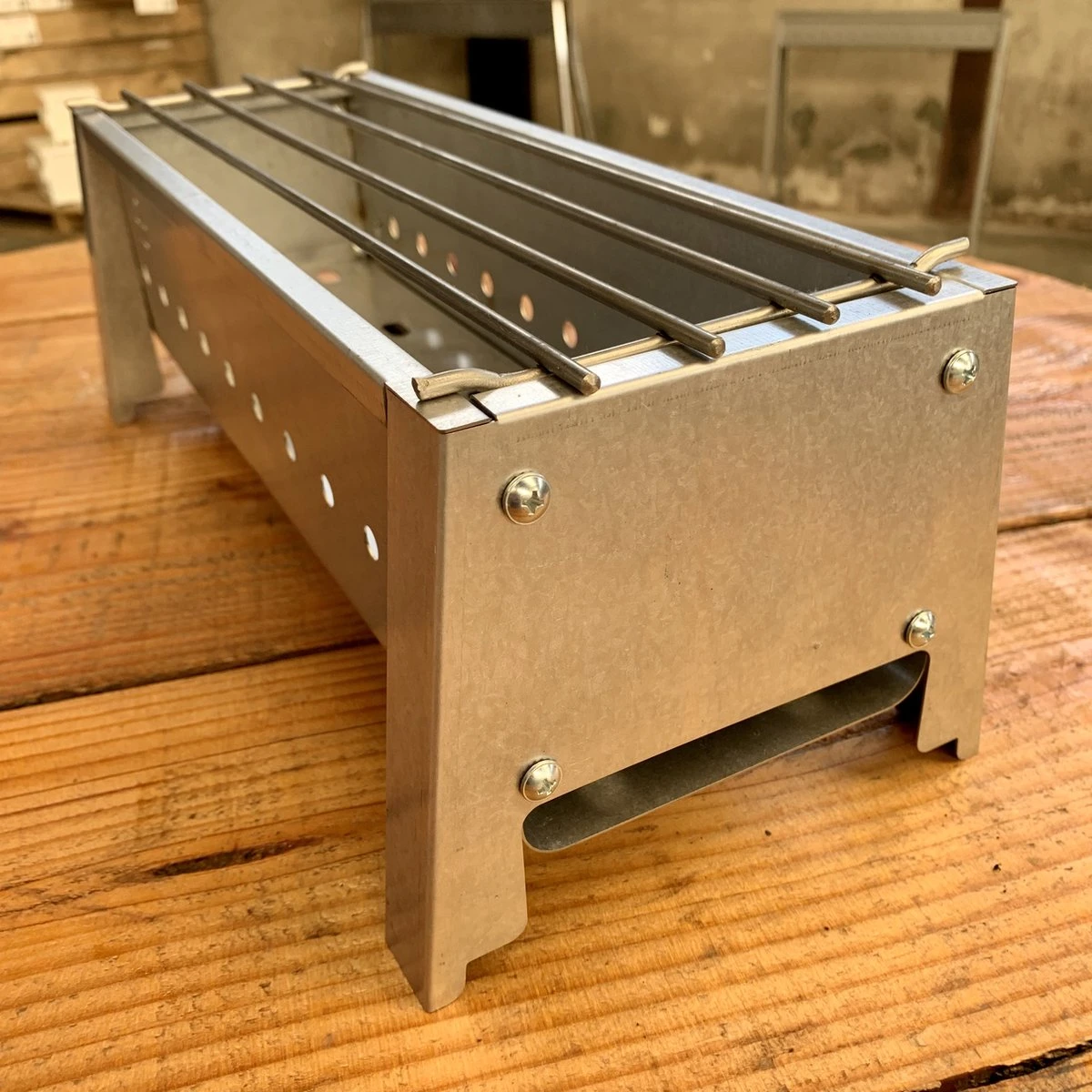 Spiedini Saté-bbq Bali 40 Mini - Kleine, Smalle Houtskoolbarbecue Met Horizontaal Rooster Voor Sate Of Andere Spiesjes - 40 Cm Lang, 11 Cm Breed, 14 Cm Hoog - Ideaal Voor Tuin- Of Open Haard, Of Balkon - Materiaal: Gealuminiseerd Ijzer 6 Spiedini Saté-bbq Bali 40 Mini - Kleine, Smalle Houtskoolbarbecue Met Horizontaal Rooster Voor Sate Of Andere Spiesjes - 40 Cm Lang, 11 Cm Breed, 14 Cm Hoog - Ideaal Voor Tuin- Of Open Haard, Of Balkon - Materiaal: Gealuminiseerd Ijzer - Afbeelding 4