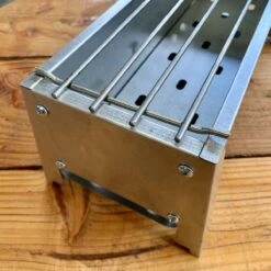 Spiedini Saté-bbq Bali 40 Mini - Kleine, Smalle Houtskoolbarbecue Met Horizontaal Rooster Voor Sate Of Andere Spiesjes - 40 Cm Lang, 11 Cm Breed, 14 Cm Hoog - Ideaal Voor Tuin- Of Open Haard, Of Balkon - Materiaal: Gealuminiseerd Ijzer 15 Spiedini Saté-bbq Bali 40 Mini - Kleine, Smalle Houtskoolbarbecue Met Horizontaal Rooster Voor Sate Of Andere Spiesjes - 40 Cm Lang, 11 Cm Breed, 14 Cm Hoog - Ideaal Voor Tuin- Of Open Haard, Of Balkon - Materiaal: Gealuminiseerd Ijzer -Bbq Gereedschap Winkel 1200x1200 716