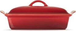 Le Creuset - Ovenschaal Met Deksel - 33 X 22.5 X 8 Cm - Kersenrood -Bbq Gereedschap Winkel 1200x495