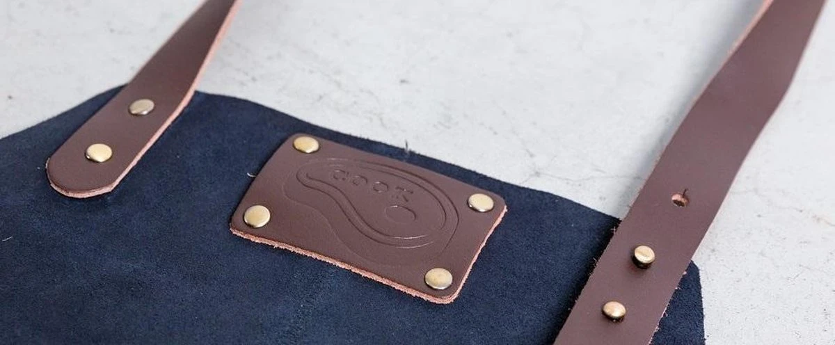 Leren Schort Luxe - Lederen Schort - ZWART - Kokschort - Kookschort - BBQ Schort - Vaderdag - Stoer Cadeau Voor Man Vader Opa Papa 5 Leren Schort Luxe - Lederen Schort - ZWART - Kokschort - Kookschort - BBQ Schort - Vaderdag - Stoer Cadeau Voor Man Vader Opa Papa - Afbeelding 3