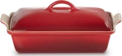 Le Creuset - Ovenschaal Met Deksel - 33 X 22.5 X 8 Cm - Kersenrood -Bbq Gereedschap Winkel 1200x556 5