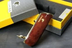 Cohiba® Sigarenaansteker - Sigarenboor - Sigaren - Sigaar - Cohiba Aansteker - Sigarenboor - Sigaren Accessoires - Sigarenknipper - Sigaar Aansteker - Cohiba - Incl. Luxe Geschenkdoos - Rood 21 Cohiba® Sigarenaansteker - Sigarenboor - Sigaren - Sigaar - Cohiba Aansteker - Sigarenboor - Sigaren Accessoires - Sigarenknipper - Sigaar Aansteker - Cohiba - Incl. Luxe Geschenkdoos - Rood -Bbq Gereedschap Winkel 1200x800 1