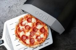 Ooni Pizzaschep Aluminium - Perforated Pizza Peel 12 Inch -Bbq Gereedschap Winkel 1200x800 12