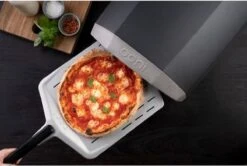 Ooni Pizzaschep Aluminium - Perforated Pizza Peel 12 Inch -Bbq Gereedschap Winkel 1200x806 1