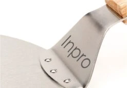 Inpro Pizzaschep RVS - Rond - Voor BBQ En Oven - Pizzaspatel - Taartschep - Houten Handvat - BBQ Gereedschap - Keukengerei - 30 Cm Diameter - Spatel -Bbq Gereedschap Winkel 1200x842