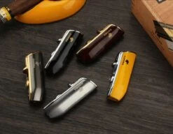 Cohiba® Sigarenaansteker - Sigarenboor - Sigaren - Sigaar - Cohiba Aansteker - Sigarenboor - Sigaren Accessoires - Sigarenknipper - Sigaar Aansteker - Cohiba - Incl. Luxe Geschenkdoos - Rood 33 Cohiba® Sigarenaansteker - Sigarenboor - Sigaren - Sigaar - Cohiba Aansteker - Sigarenboor - Sigaren Accessoires - Sigarenknipper - Sigaar Aansteker - Cohiba - Incl. Luxe Geschenkdoos - Rood -Bbq Gereedschap Winkel 1200x934