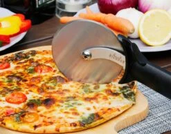 Bighorn Pizzaschep Voor BBQ En Oven-Inklapbare Handgreep -Pizzasnijder- Edelstaal -geschikt Als Broodschep En Ovenschep - SRPT01 13 Bighorn Pizzaschep Voor BBQ En Oven-Inklapbare Handgreep -Pizzasnijder- Edelstaal -geschikt Als Broodschep En Ovenschep - SRPT01 -Bbq Gereedschap Winkel 1200x944