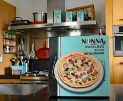 Nonna Pizzasteen Ø30,5 Met RVS Serveerrek - Stenen Pizzaplaat / Ovenplaat (11mm Dik) Voor Oven En Barbecue (BBQ) - Maximaal 600 Graden Celcius 11 Nonna Pizzasteen Ø30,5 Met RVS Serveerrek - Stenen Pizzaplaat / Ovenplaat (11mm Dik) Voor Oven En Barbecue (BBQ) - Maximaal 600 Graden Celcius -Bbq Gereedschap Winkel 1200x985