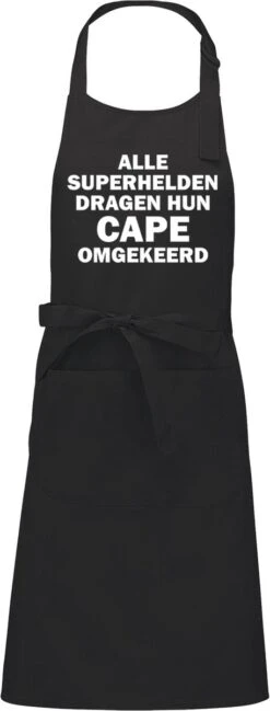 KARIBAN ALLE SUPERHELDEN DRAGEN HUN CAPE OMGEKEERD Herenschort - Zwart Met Witte Tekst - One Size (volwassenen) - Luxe Schort - Keuken | Barbeque | BBQ | Bedienings Schort - Grappige Teksten | Designs - Voor De Stoere Man - Verstelbaar - Cadeau -Bbq Gereedschap Winkel 457x1200 1