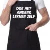 DOE HET ANDERS LEKKER ZELF Unisex Schort - Zwart - One Size (volwassenen) - Keuken Schort - Barbeque BBQ Schort - Bedieningsschort - Grappige Teksten - Original Kwoots- Voor Zowel Mannen Als Vrouwen - Verstelbaar - Wasbaar - Cadeau - Apron -Bbq Gereedschap Winkel 747x1200 1