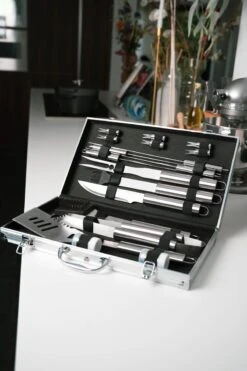 Sens Design BBQ Accesoires - 18 Delig - BBQ Gereedschapset Koffer 15 Sens Design BBQ Accesoires - 18 Delig - BBQ Gereedschapset Koffer -Bbq Gereedschap Winkel 800x1200 1