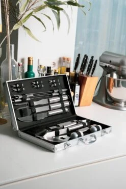 Sens Design BBQ Accesoires - 18 Delig - BBQ Gereedschapset Koffer 19 Sens Design BBQ Accesoires - 18 Delig - BBQ Gereedschapset Koffer -Bbq Gereedschap Winkel 800x1200 2