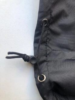 Merkloos Kamado BBQ Large Beschermhoes Cover Tot 25" Inch - Hoes Zwart Groot - O.a. Big Green Egg, Grill Guru, Kamado Joe Classic, Patton, The Bastard, Takumi, Tarrington House -Bbq Gereedschap Winkel 899x1200 1