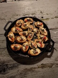 Valhal Outdoor Skillet / Plancha / Koekenpan - Gietijzer - Diameter 35cm, Twee Handvatten, VH35F 27 Valhal Outdoor Skillet / Plancha / Koekenpan - Gietijzer - Diameter 35cm, Twee Handvatten, VH35F -Bbq Gereedschap Winkel 900x1200 11